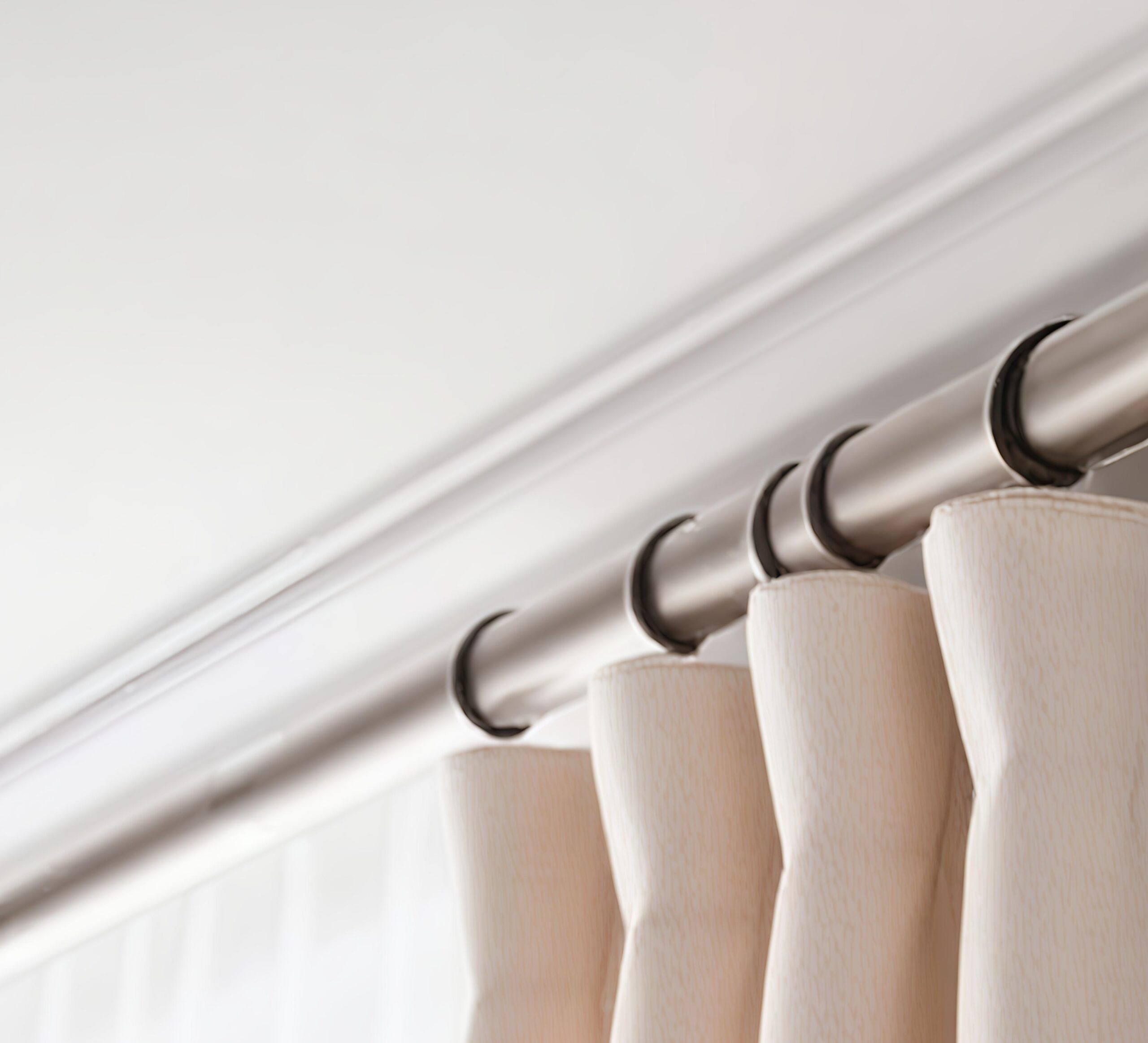 Karnisze do salonu – Przewodnik po stylach i trendach