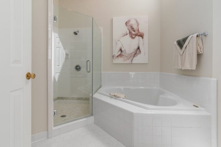 Odnowienie płytek w łazience bez wymiany – malowanie płytek