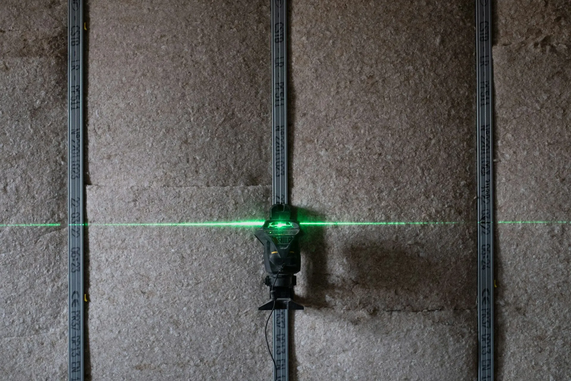 Jak używać poziomicy laserowej – przewodnik krok po kroku