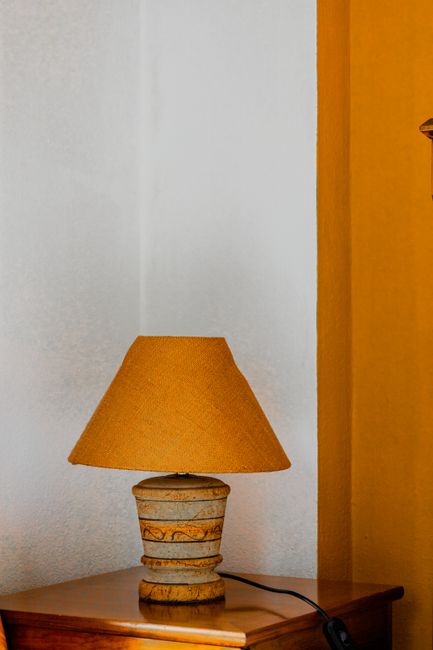 Porównanie stylów wnętrzarskich: minimalizm kontra „warm maximalism” – co wybrać w 2026 roku?
