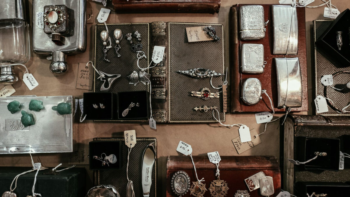 Teoria biżuterii w dekoracji — jak budować osobisty styl wnętrza
