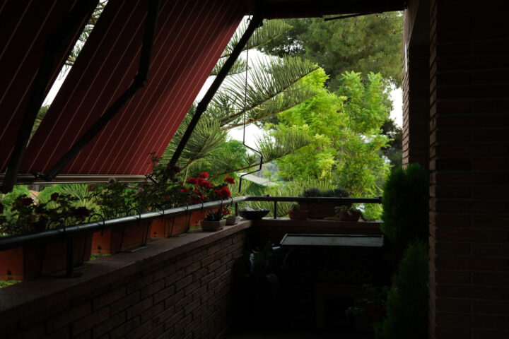Balkon północny – jak go urządzić, żeby naprawdę cieszył oko?