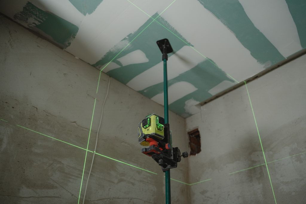 Jak wybrać poziomicę laserową do użytku domowego?