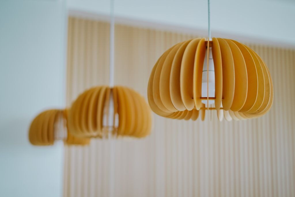 Jakie materiały i wykończenia lamp są modne w 2026 roku?