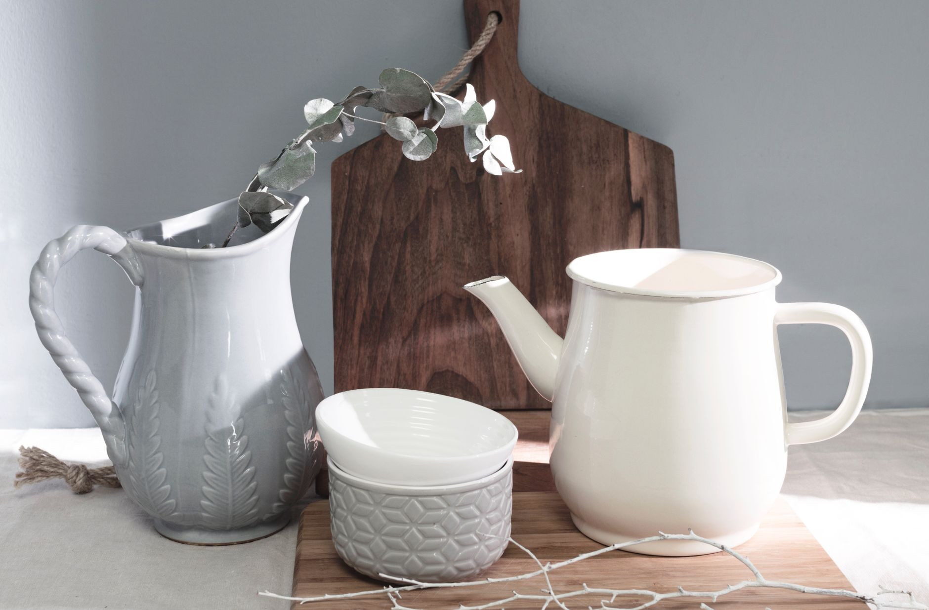 Ceramiczne dekoracje w jesiennej aranżacji wnętrz – jak je dobrze wkomponować?