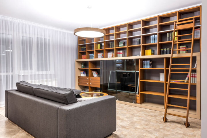 Co warto wiedzieć przed zabudową biblioteki w salonie